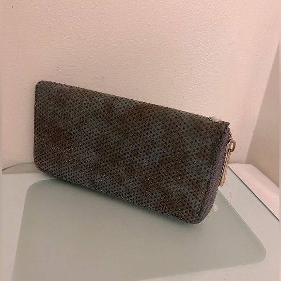 2 Chic Deconstructed  floral Faux Shagreen full Zipper Wallet. Green OS - Picture 8 of 12